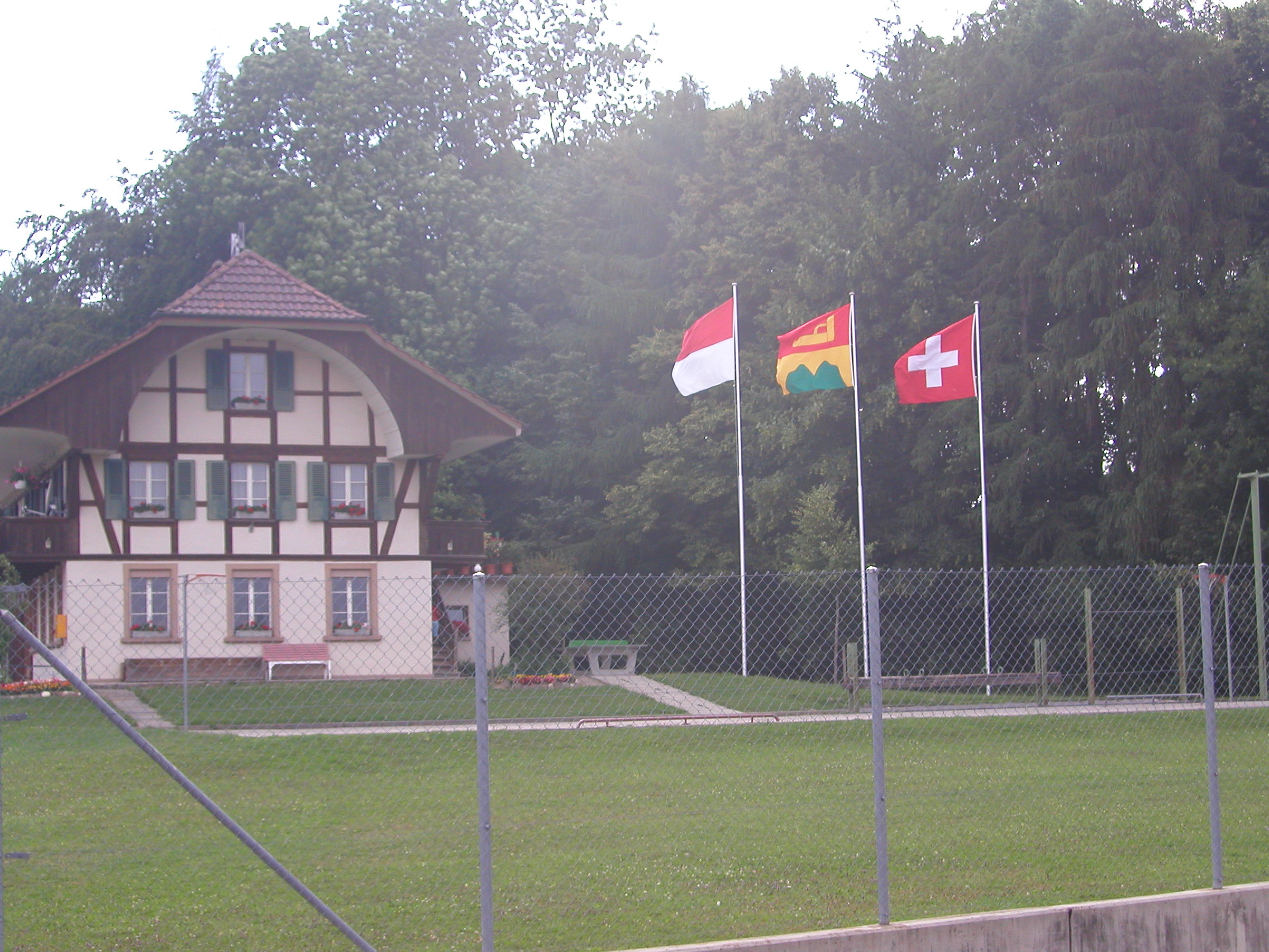 Fahnen beim Schulhaus Brunnenthal